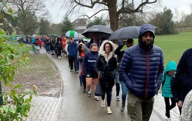 5,000 njerëz qëndrojnë në shi me orë të tëra për të shpëtuar djalin me kancer