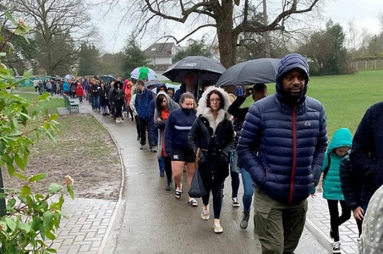 5,000 njerëz qëndrojnë në shi me orë të tëra për të shpëtuar djalin me kancer