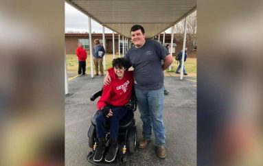 Fuqia e miqësisë, nxësësi kursen para dhe i blen karrige me rrota shokut të ngushtë