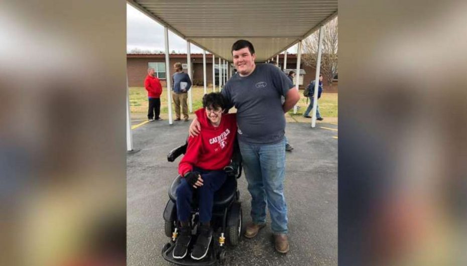 Fuqia e miqësisë, nxësësi kursen para dhe i blen karrige me rrota shokut të ngushtë