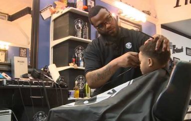 Berberi mëson fëmijët e komunitetit, të lexojnë dhe shkruajnë