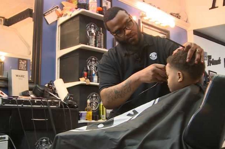 Berberi mëson fëmijët e komunitetit, të lexojnë dhe shkruajnë