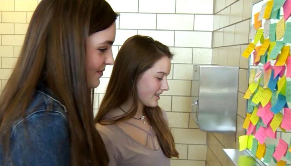 Nxënëset frymëzuese, ngjisin në muret e shkollës qindra mesazhe pozitive