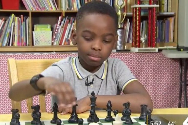 Azilkërkuesi 8 vjeçar nga Nigeria fiton kampionatin e shahut në Nju Jork