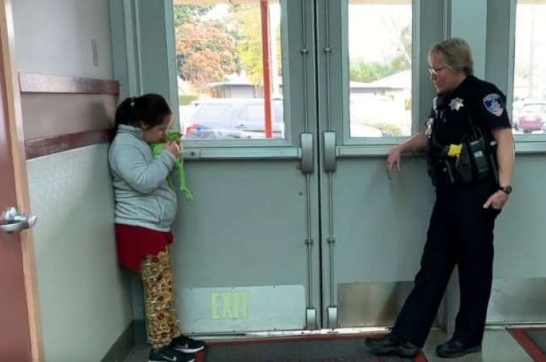 Oficerja e shkollës qetëson nxënësen me aftësi ndryshe me këngë