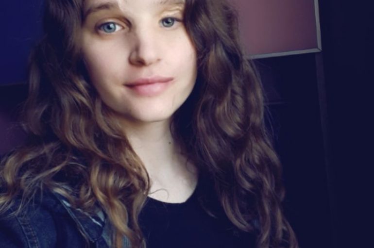 Regina, vajza e talentuar nga Vora që pikturon me një krah: Jeta pas tregjedisë, mes profesioneve të “shpresës”