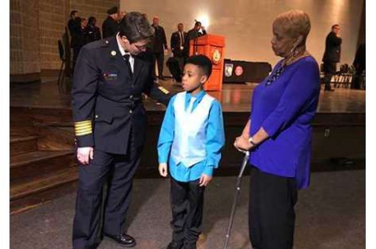 Shpëtoi gjyshërit nga zjarri duke u zvarritur, 9 vjeçari nderohet nga zyrtarët e policisë