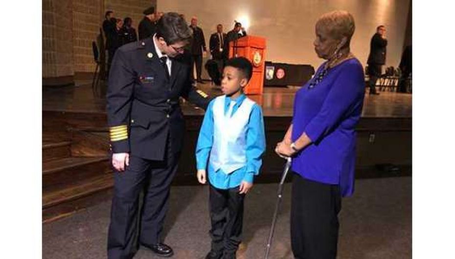 Shpëtoi gjyshërit nga zjarri duke u zvarritur, 9 vjeçari nderohet nga zyrtarët e policisë