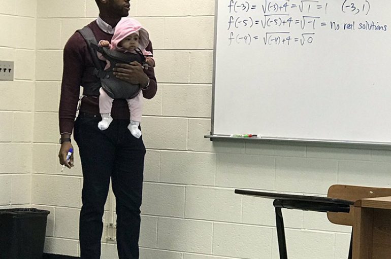 Nuk mundi të gjejë dado, profesori mban foshnjën e studentit në klasë