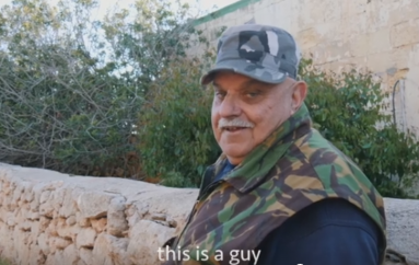 Burri që jeton i vetëm në ishull