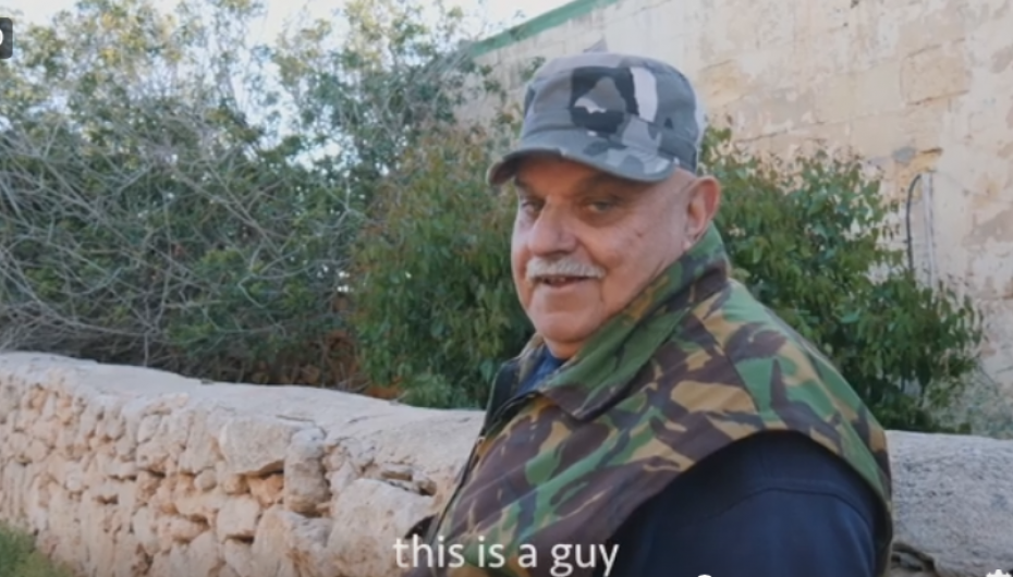 Burri që jeton i vetëm në ishull