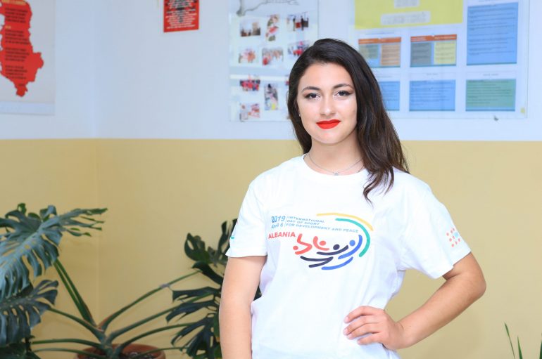 Vajza që kthen materialet e riciklueshme në vepra arti