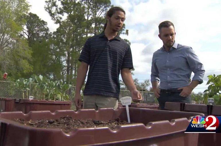 Një adoleshent i pastrehë frymëzon komunitetin