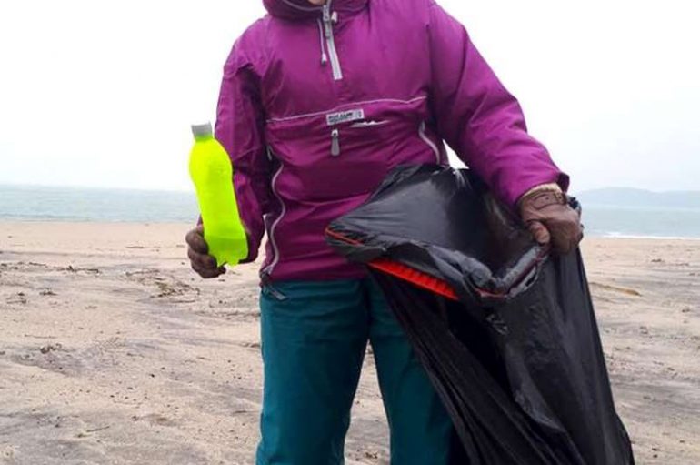 70-vjeçarja që pastron plazhet