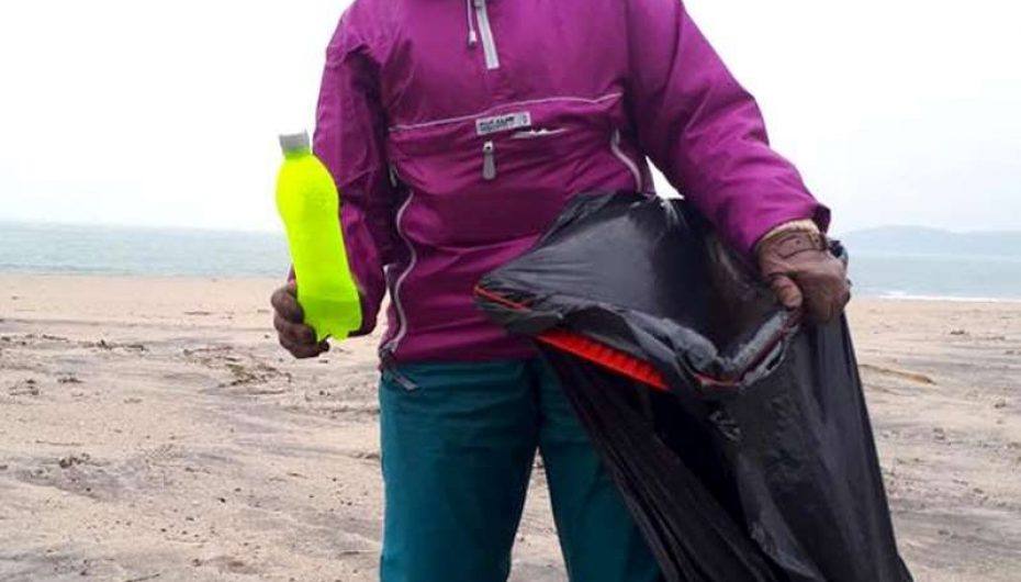 70-vjeçarja që pastron plazhet