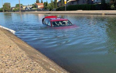 Makina e zhytur, 3 burra hidhen në ujë dhe nxjerrin shoferin
