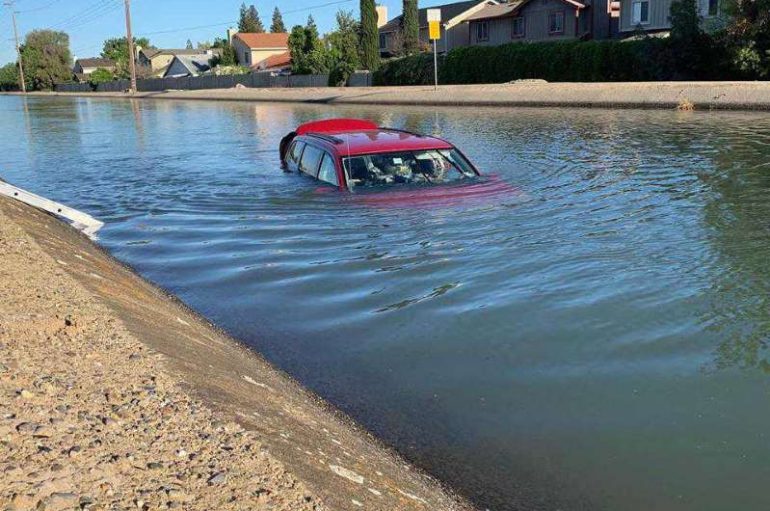 Makina e zhytur, 3 burra hidhen në ujë dhe nxjerrin shoferin