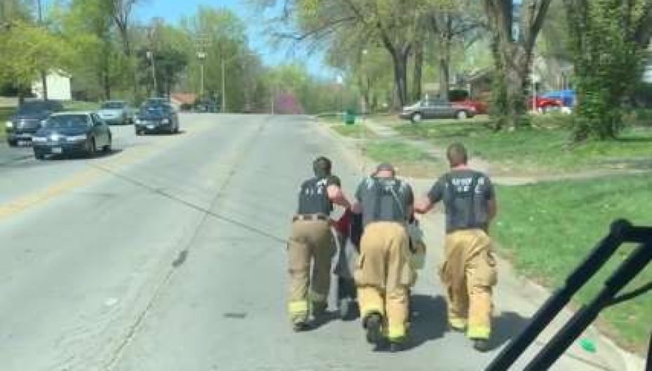 Bllokohet në pellg, zjarrfikësit ndihmojnë peshkatarin në karrige me rrota të kthehet në shtëpi