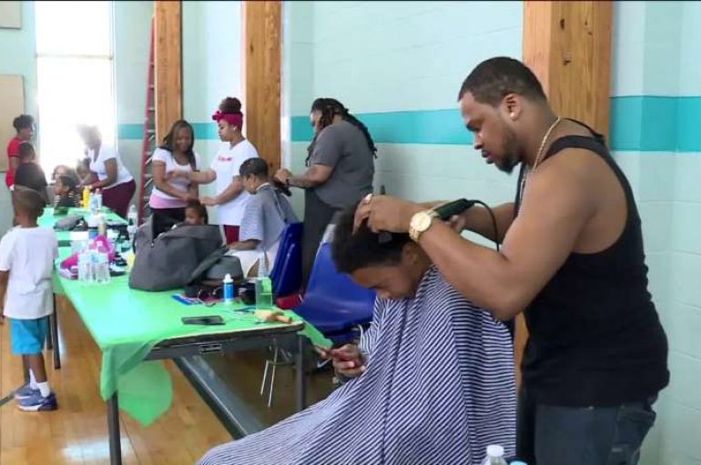 Atleti ndihmon fëmijët e komunitetit