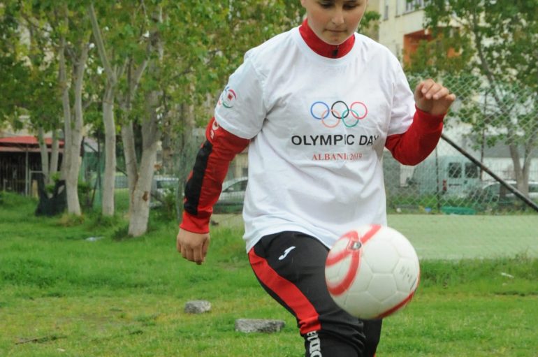 Fatimja, futbollistja e re që sfidon djemtë në fushë dhe jetë