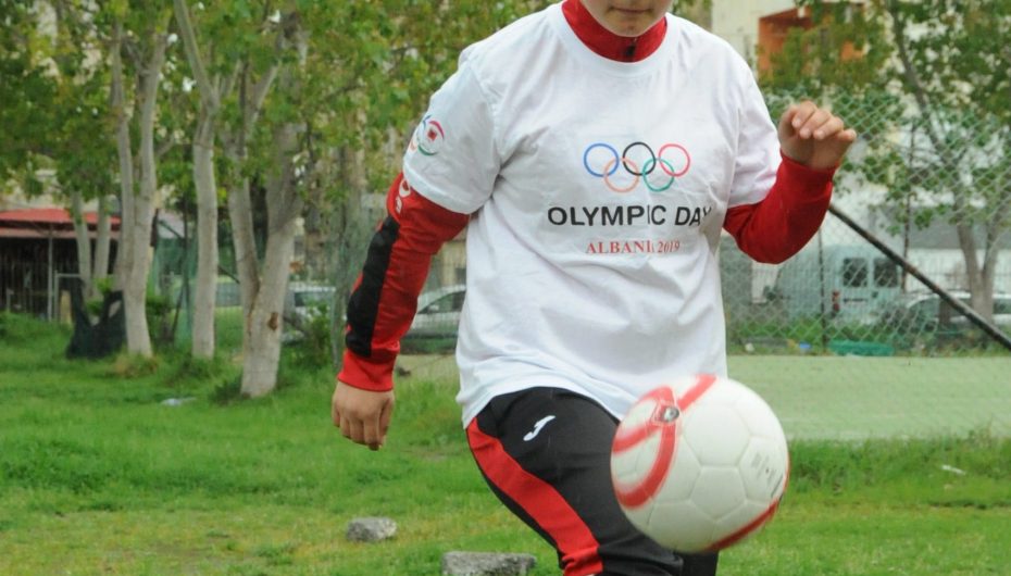 Fatimja, futbollistja e re që sfidon djemtë në fushë dhe jetë