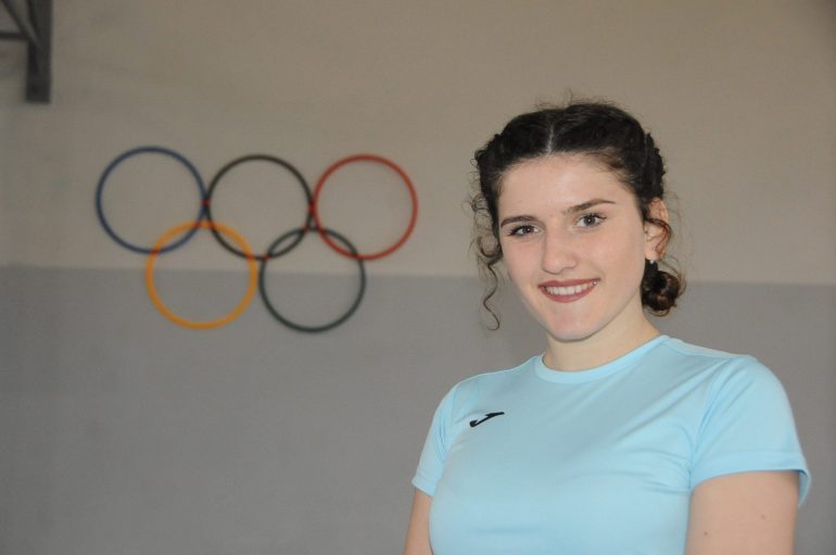 Vajza që ndjek trendet e kohës