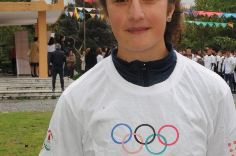 Atletja kampione, arrin fitoren me këmbë të lënduar