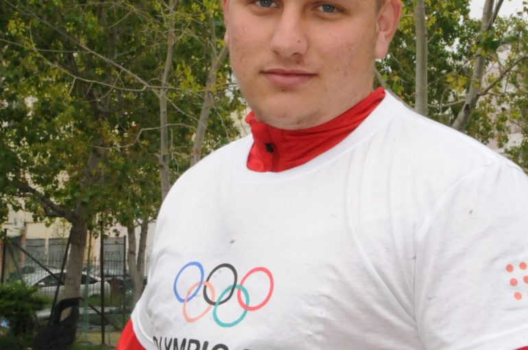 Sportisti piktor, ëndërron të hapë një ekspozitë në fushë