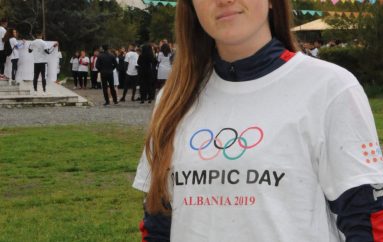 Volejbollistja që stërvitet në plazh