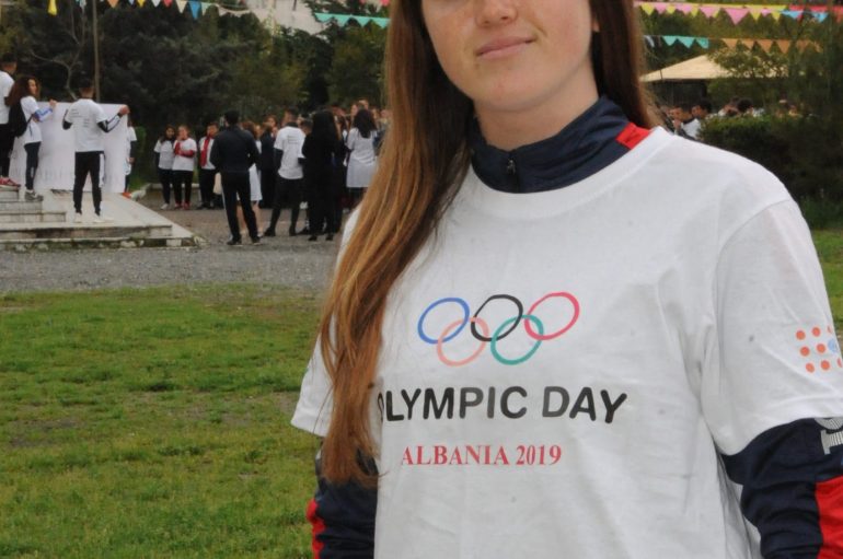 Volejbollistja që stërvitet në plazh