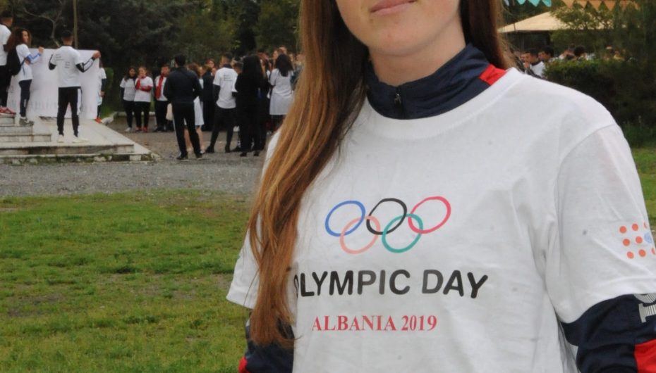 Volejbollistja që stërvitet në plazh