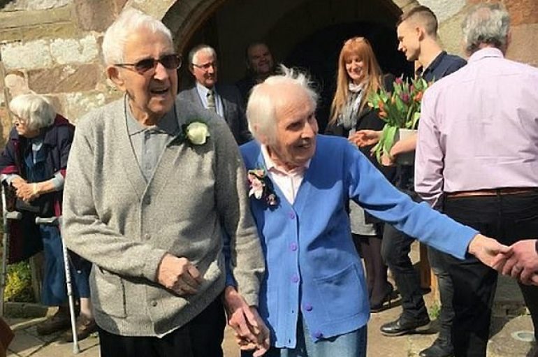 Çifti feston 75 vjetorin e dasmës në të njëjtën kishë ku lidhën kurorën gjatë Luftës së Dytë Botërore