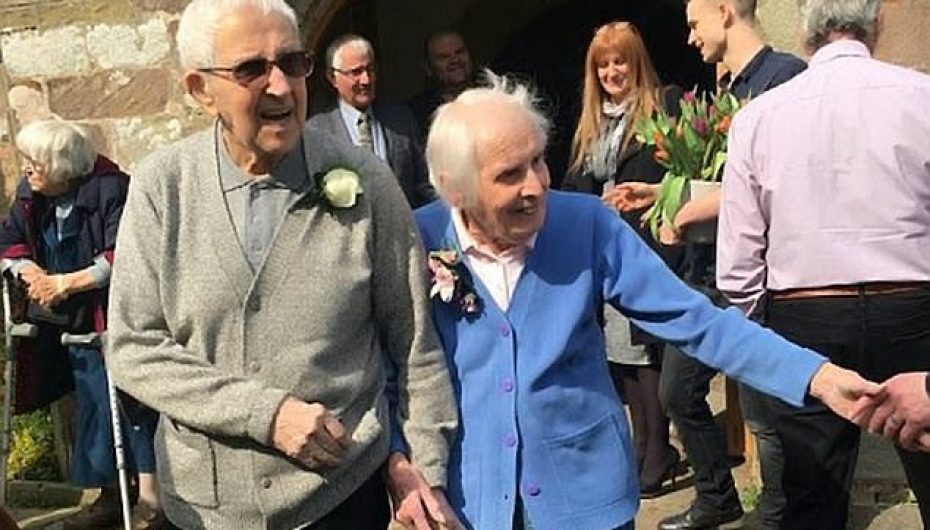 Çifti feston 75 vjetorin e dasmës në të njëjtën kishë ku lidhën kurorën gjatë Luftës së Dytë Botërore