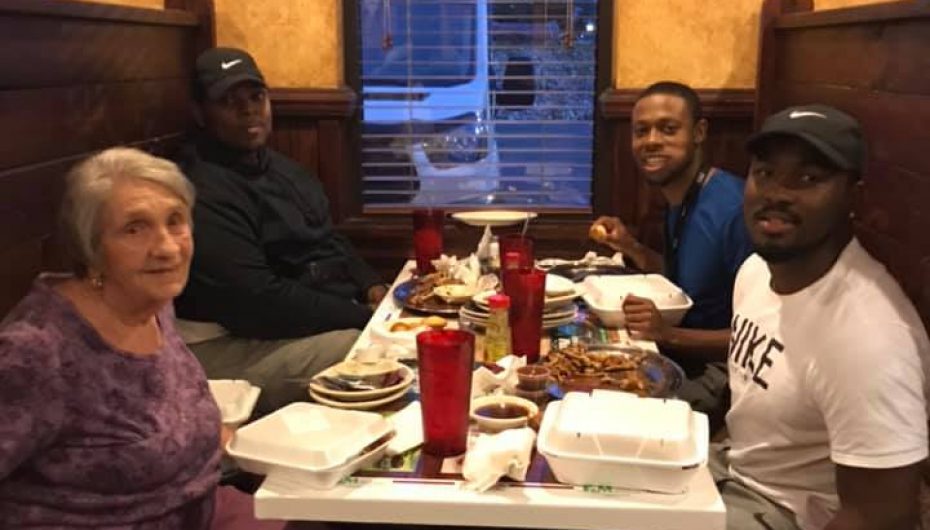 Një djalë fton të moshuarën që ha vetëm, të bashkohet me 3 shokët