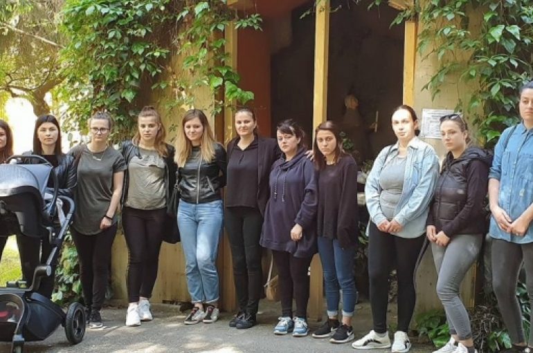 Vdekja e 25 vjeçares në Elbasan, vajzat shtatzënë dalin në protestë