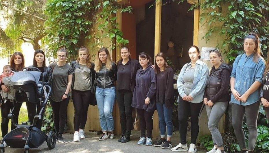 Vdekja e 25 vjeçares në Elbasan, vajzat shtatzënë dalin në protestë