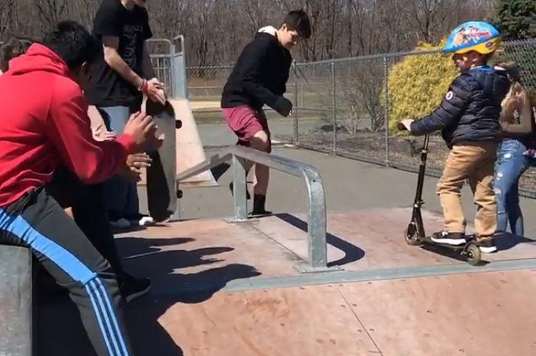 Adoleshentët mësojnë djalin me autizëm si të bëjë patinazh në ditëlindjen e tij