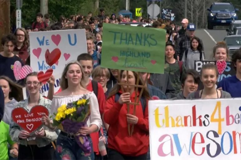 Qindra nxënës i japin lamtumirën e ëmbël gjyshes që i përshëndet çdo mëngjes