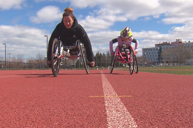 Historia e kampiones dhe fanses 10 vjeçare, të dyja në karrige me rrota