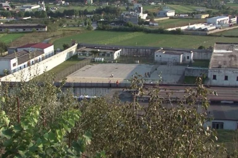 A do zgjidhen/ Vaqarri, periferia e zhytur në plehra