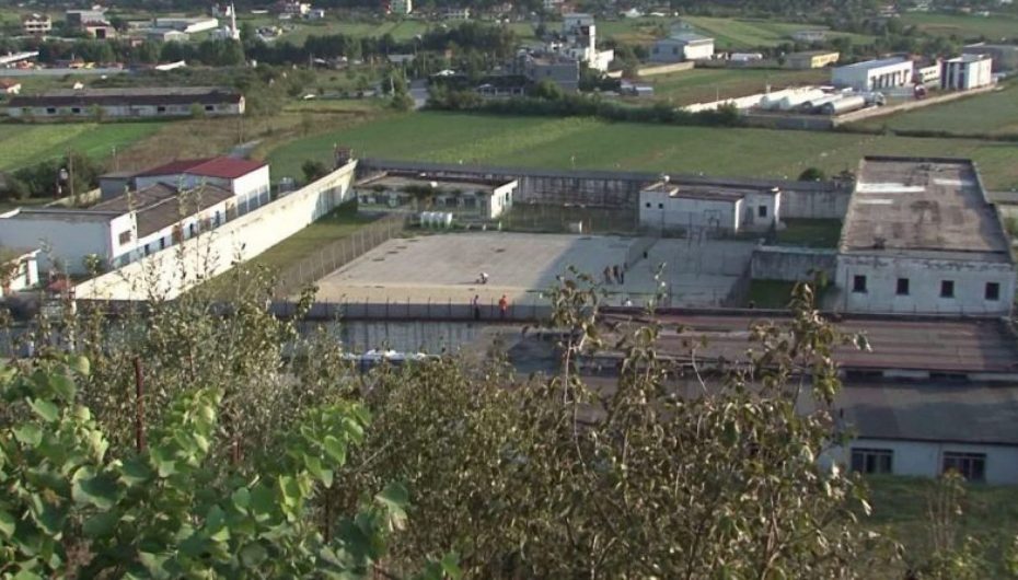 A do zgjidhen/ Vaqarri, periferia e zhytur në plehra