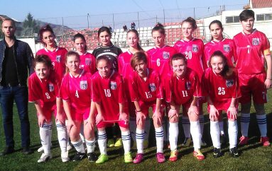 Një fizioterapiste në fushën e blertë, në ‘luftë’ me dy dashuritë e saj të mëdha