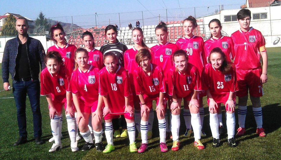 Një fizioterapiste në fushën e blertë, në ‘luftë’ me dy dashuritë e saj të mëdha