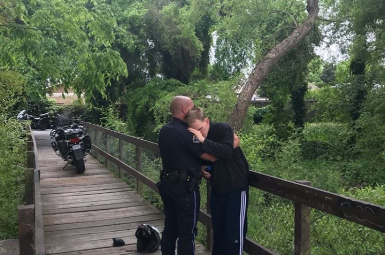 Oficeri përqafon burrin me nevoja të veçanta