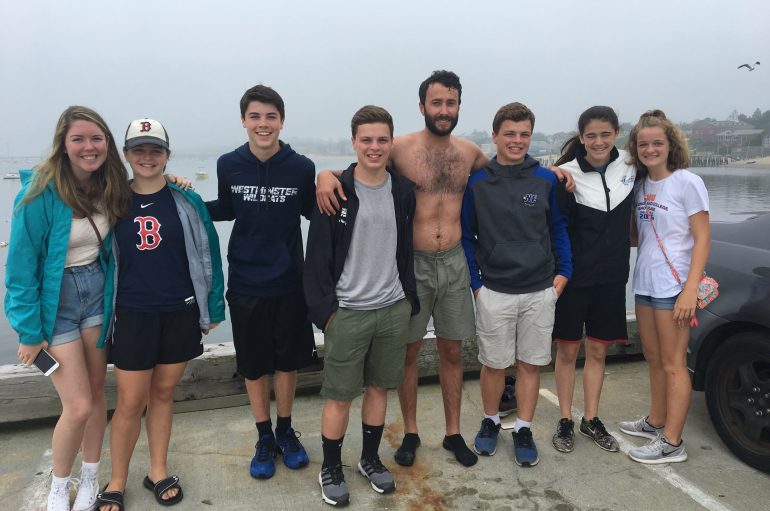 Shqiptari mahnit amerikanët në SHBA, hidhet në ujë të ftohtë për të ndihmuar një çift