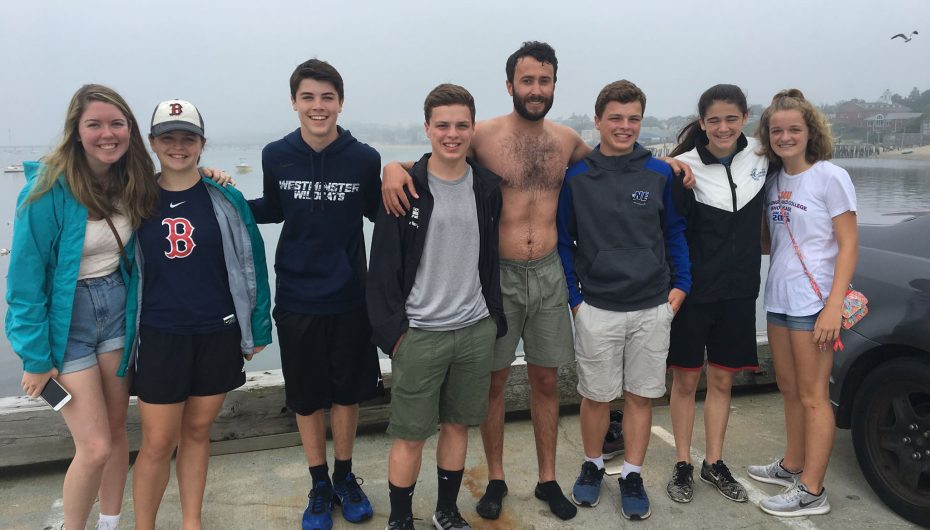 Shqiptari mahnit amerikanët në SHBA, hidhet në ujë të ftohtë për të ndihmuar një çift