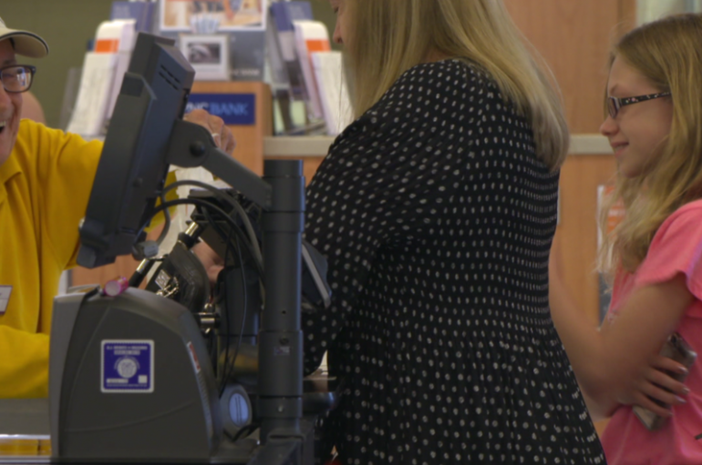 “Nuk dua të ndalem”: 97-vjeçari ende shkon në punë