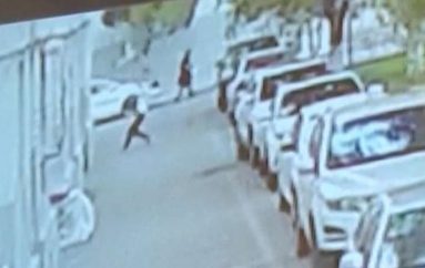 Një burrë shpëton 2 vjeçarin që hidhet nga dritarja e katit të pestë