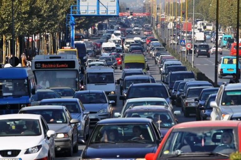 Largimi masiv i shqiptarëve, ul numrin e drejtuesëve të automjeteve