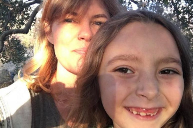 Rast i rrallë/ Pasi adoptoi fëmijën e sapolindur, strehon edhe prindërit e saj biologjikë të pastrehë